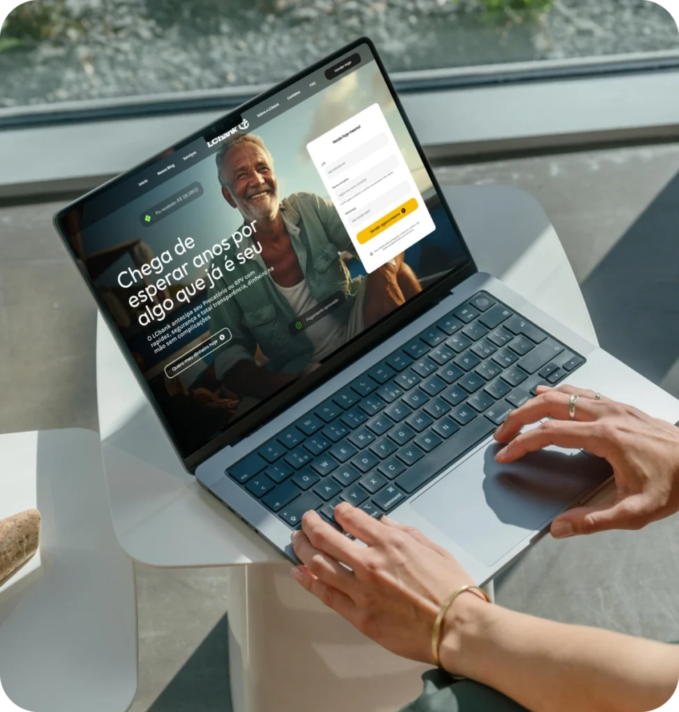 Laptop com site do LCbank aberto, mostrando cliente sorrindo.